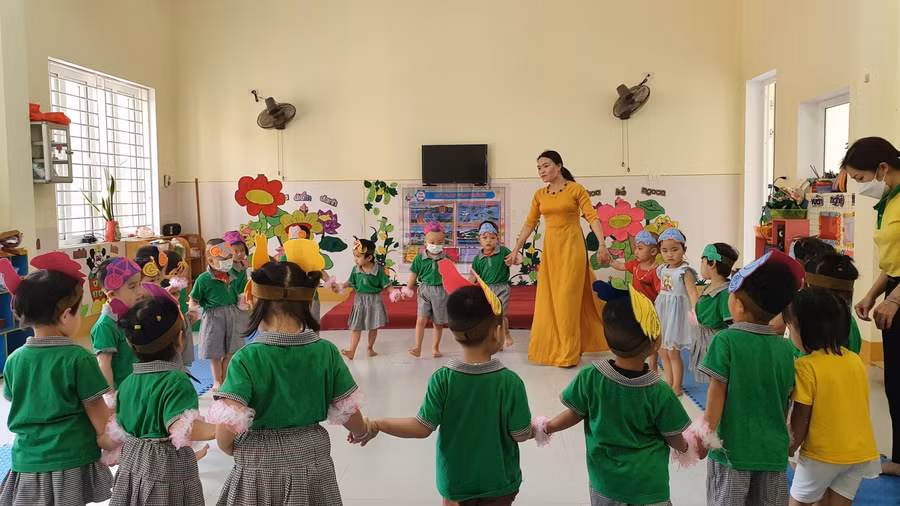 Phối hợp gia đình, nhà trường, xã hội nhằm phát triển giáo dục toàn diện, tăng cường cơ sở vật chất, nâng chất lượng phổ cập cho trường mầm non vùng khó khăn.