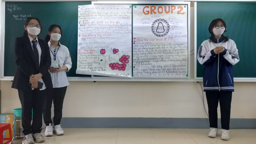 Học sinh Trường THPT Huỳnh Thúc Kháng (TP Vinh, Nghệ An) hoạt động nhóm trong giờ học trên lớp.