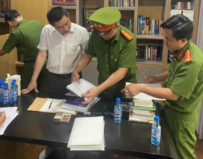 Cơ quan điều tra khám xét nơi làm việc của bị can Hưng. (Ảnh: H.P). Cơ quan điều tra khám xét nơi làm việc của bị can Hưng. (Ảnh: H.P).