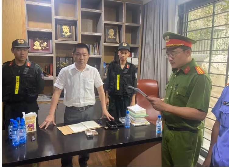 Cơ quan điều tra đọc lệnh khởi tố, bắt tạm giam với Nguyễn Khánh Hưng. (Ảnh: H.P).