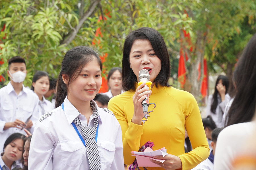 Ngoài phần thi chính thức còn có phần giao lưu với khán giả, thu hút được sự tham gia hào hứng của các bạn học sinh.