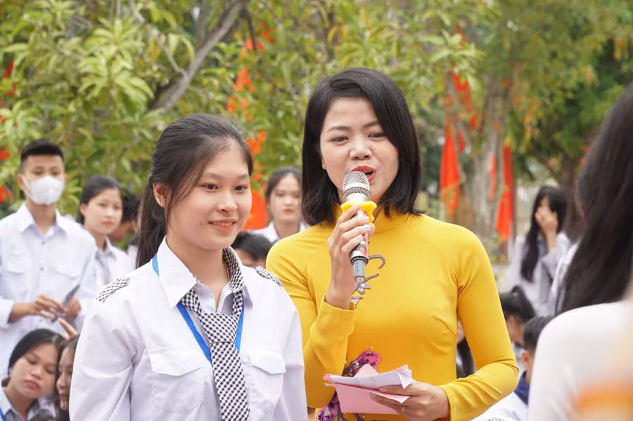Ngoài phần thi chính thức còn có phần giao lưu với khán giả, thu hút được sự tham gia hào hứng của các bạn học sinh.