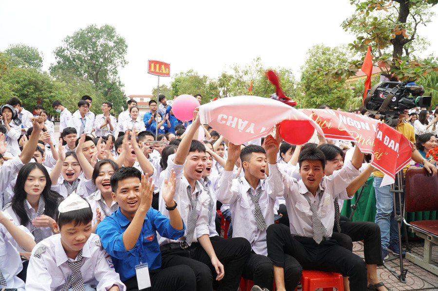 Khán giả cổ vũ hết mình cho các thí sinh tham gia hội thi.