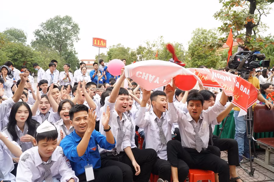 Khán giả cổ vũ hết mình cho các thí sinh tham gia hội thi.