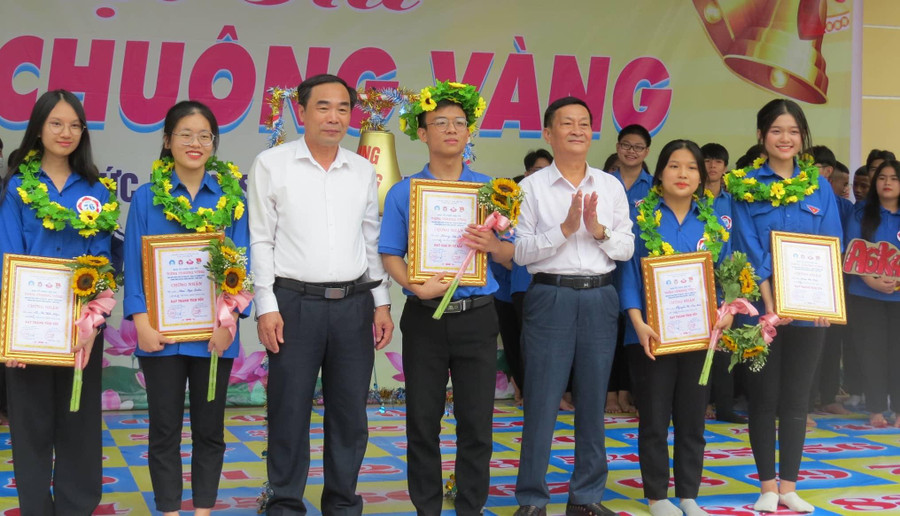 Ban tổ chức khen thưởng cho những thí sinh đạt thành tích xuất sắc tại hội thi.