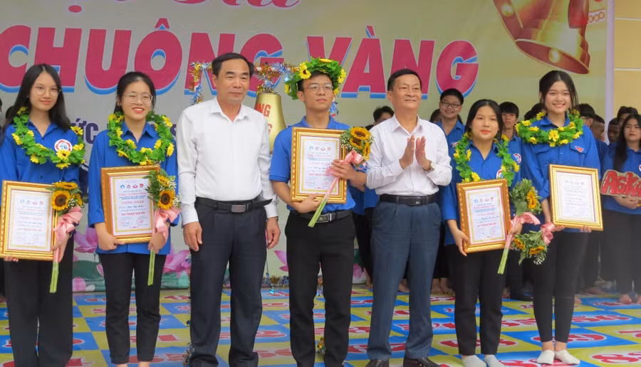 Ban tổ chức khen thưởng cho những thí sinh đạt thành tích xuất sắc tại hội thi.