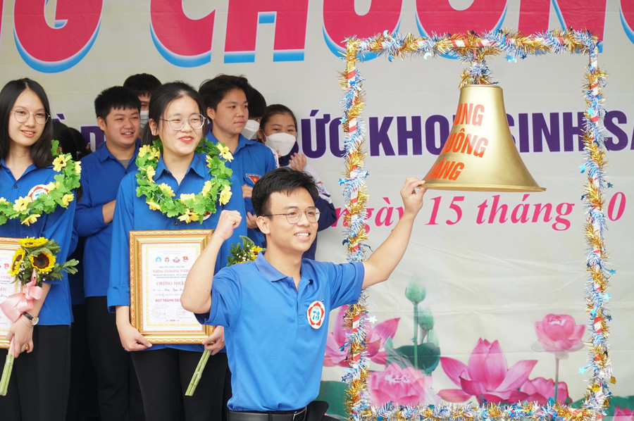 Trải qua 30 câu hỏi và xuất sắc chiến thắng ở tình huống phụ, em Hoàng Thế Học - lớp 12A1 đã xuất sắc Rung chuông Vàng của hội thi.