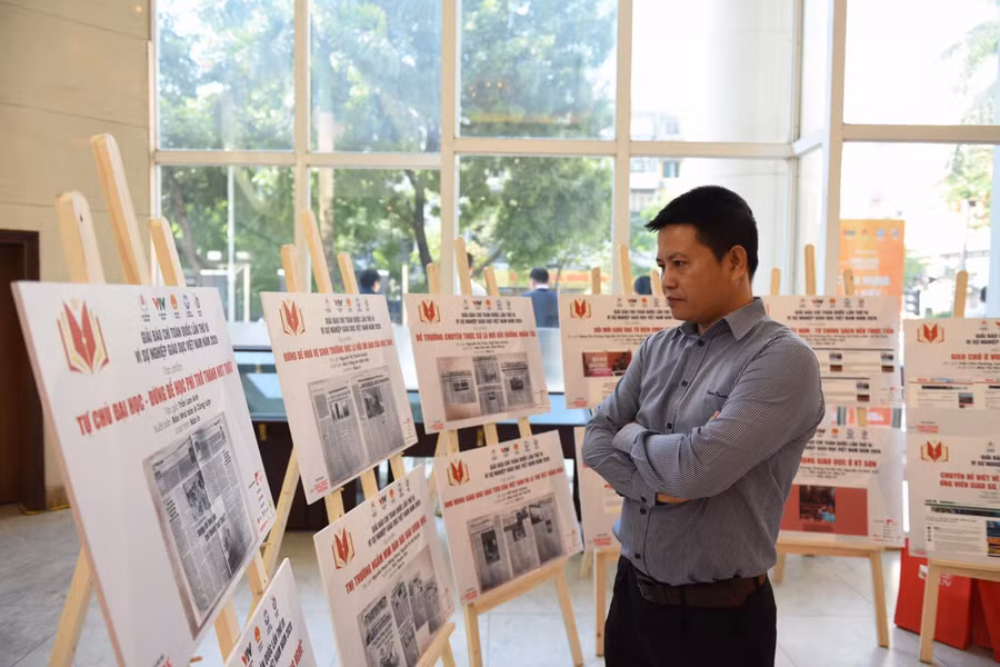 Trưng bày các tác phẩm đoạt giải báo chí toàn quốc vì sự nghiệp giáo dục ảnh 4