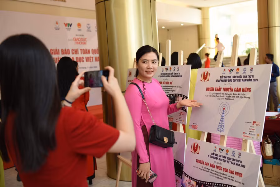 Trưng bày các tác phẩm đoạt giải báo chí toàn quốc vì sự nghiệp giáo dục ảnh 6