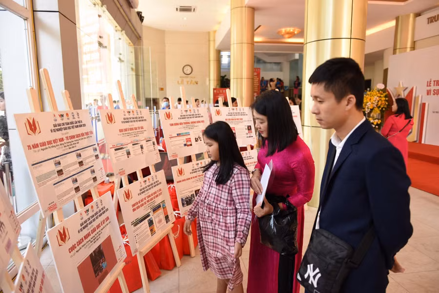 Trưng bày các tác phẩm đoạt giải báo chí toàn quốc vì sự nghiệp giáo dục ảnh 2