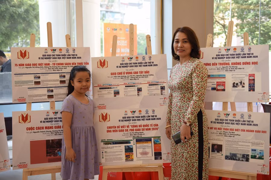 Trưng bày các tác phẩm đoạt giải báo chí toàn quốc vì sự nghiệp giáo dục ảnh 5