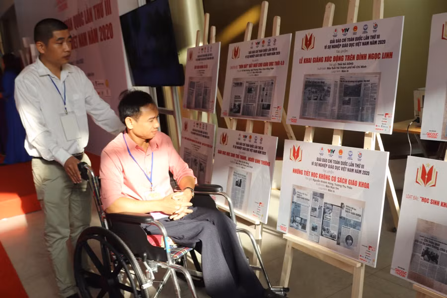 Thầy Thái Thành Thuận, trường THCS Tam Bình, huyện Cai Lậy, tỉnh Tiền Giang tại khu trưng bày những tác phẩm đạt giải