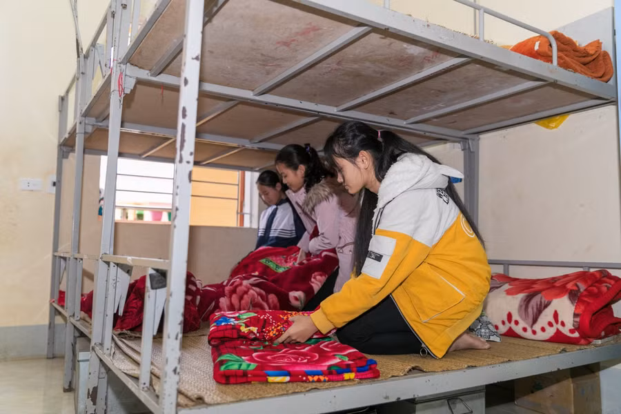 Học sinh Trường PT Dân tộc nội trú THCS Quỳ Châu, Nghệ An mang chăn ấm khi trời trở lạnh.