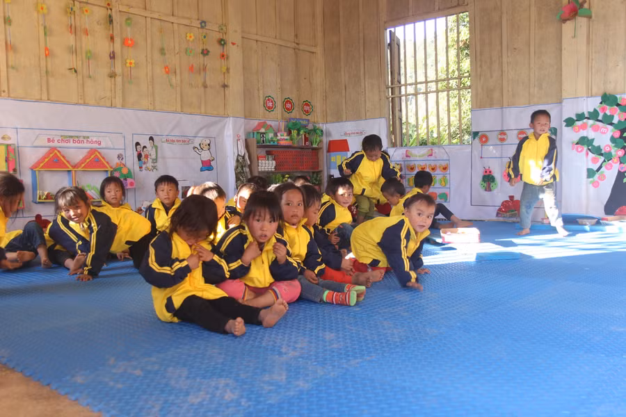 Trẻ tại điểm bản Huồi Pốc (Mầm non Nậm Cắn, Kỳ Sơn, Nghệ An) vui mừng nhận áo ấm và thảm xốp lát nền lớp học.