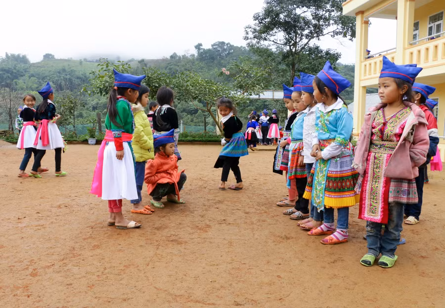 Giờ ra chơi của học sinh điểm trường Buộc Mú (Trường Tiểu học Na Ngoi, Kỳ Sơn, Nghệ An)