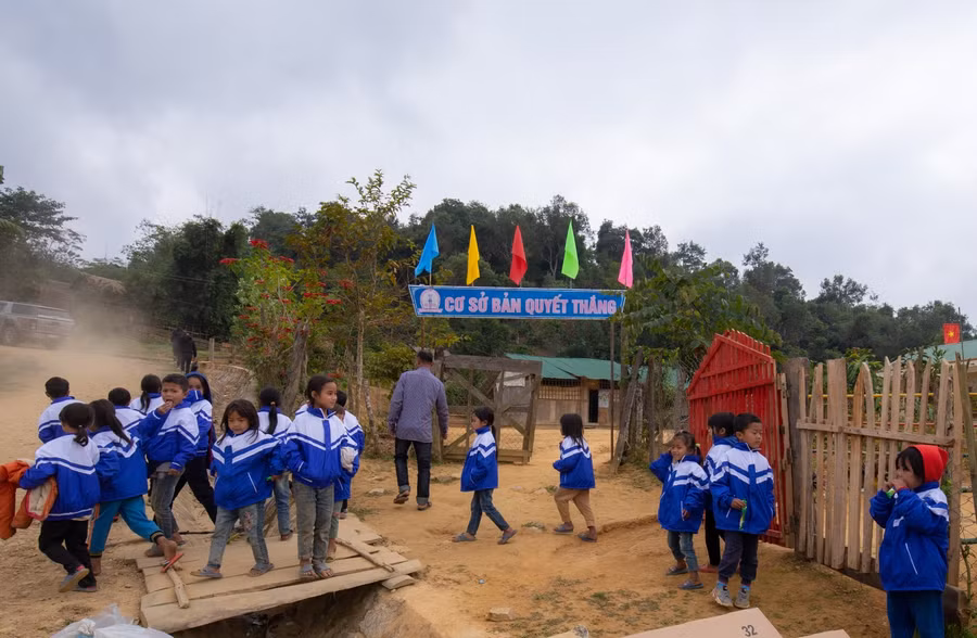 Học sinh Trường Tiểu học Keng Đu (Nghệ An) được tặng đồng phục áo ấm mới.