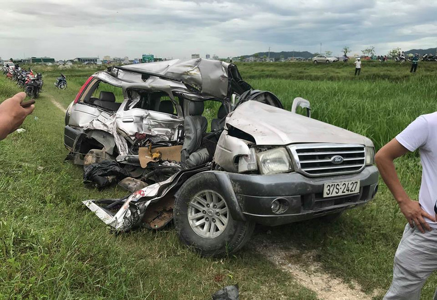 Chiếc xe ô tô biến dạng sau khi bị tàu hỏa đâm