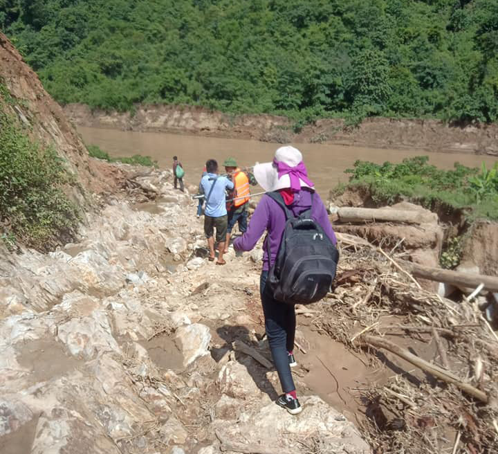 Hành trình gian nan và nguy hiểm nhưng các thầy cô động viên nhau cố gắng để kịp vào chuẩn bị cho khai giảng năm học mới Hành trình gian nan và nguy hiểm nhưng các thầy cô động viên nhau cố gắng để kịp vào chuẩn bị cho khai giảng năm học mới