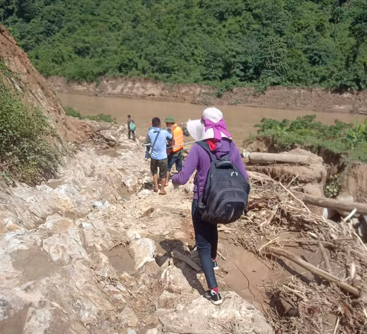 Hành trình gian nan và nguy hiểm nhưng các thầy cô động viên nhau cố gắng để kịp vào chuẩn bị cho khai giảng năm học mới