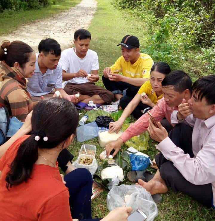 Bữa ăn trưa của các thầy cô dọc đường sau đó tiếp tục hành trình Bữa ăn trưa của các thầy cô dọc đường sau đó tiếp tục hành trình