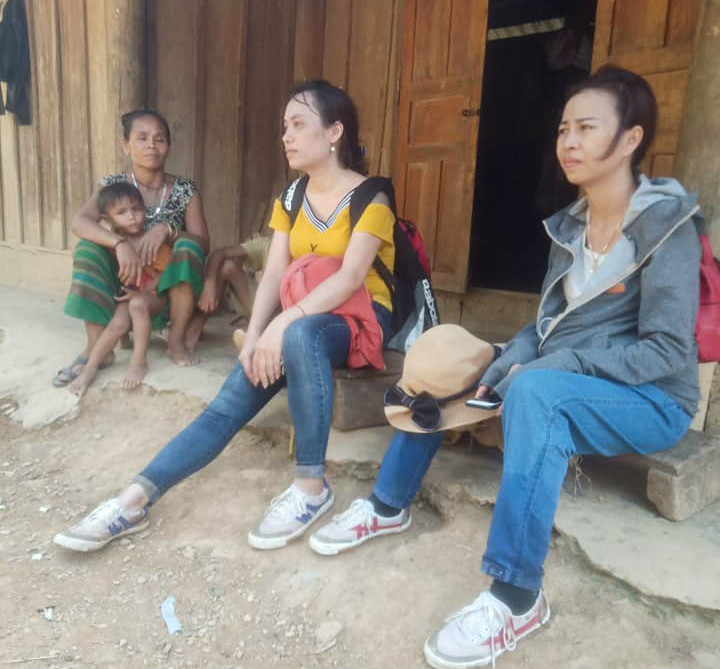 Phút giây nhờ nhà dân bản ngồi nghỉ tạm Phút giây nhờ nhà dân bản ngồi nghỉ tạm