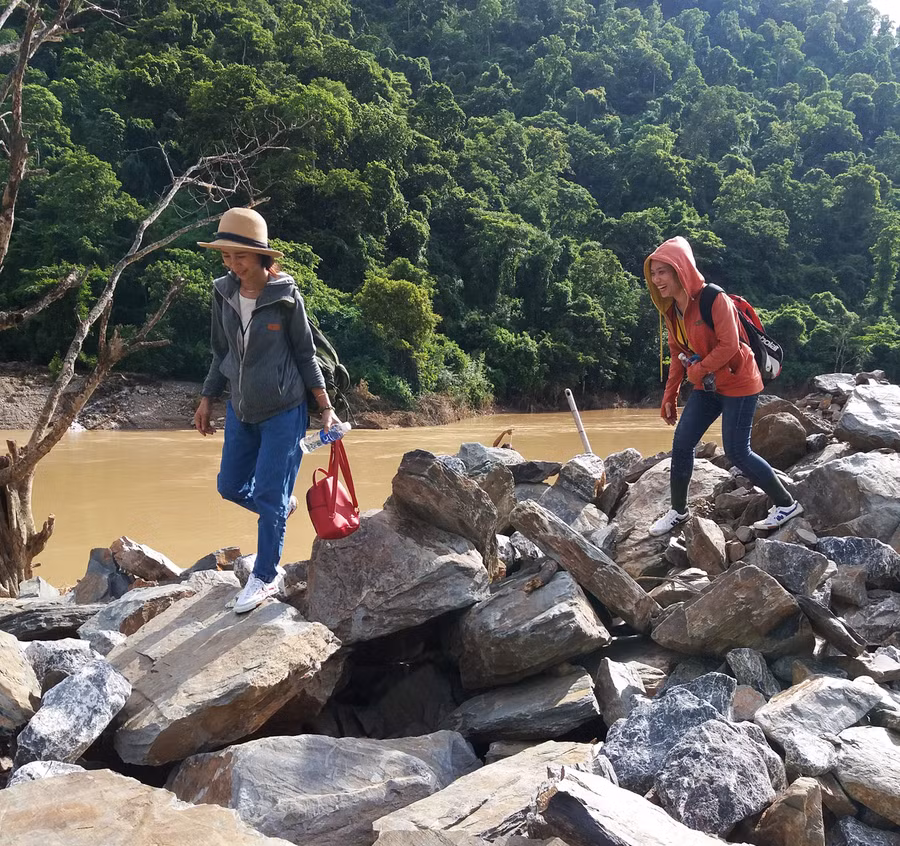 Tuyến đường độc đạo vào Mường Típ, Mường Ải bị lũ phá hủy hoàn toàn, thầy cô lội bộ đến trường