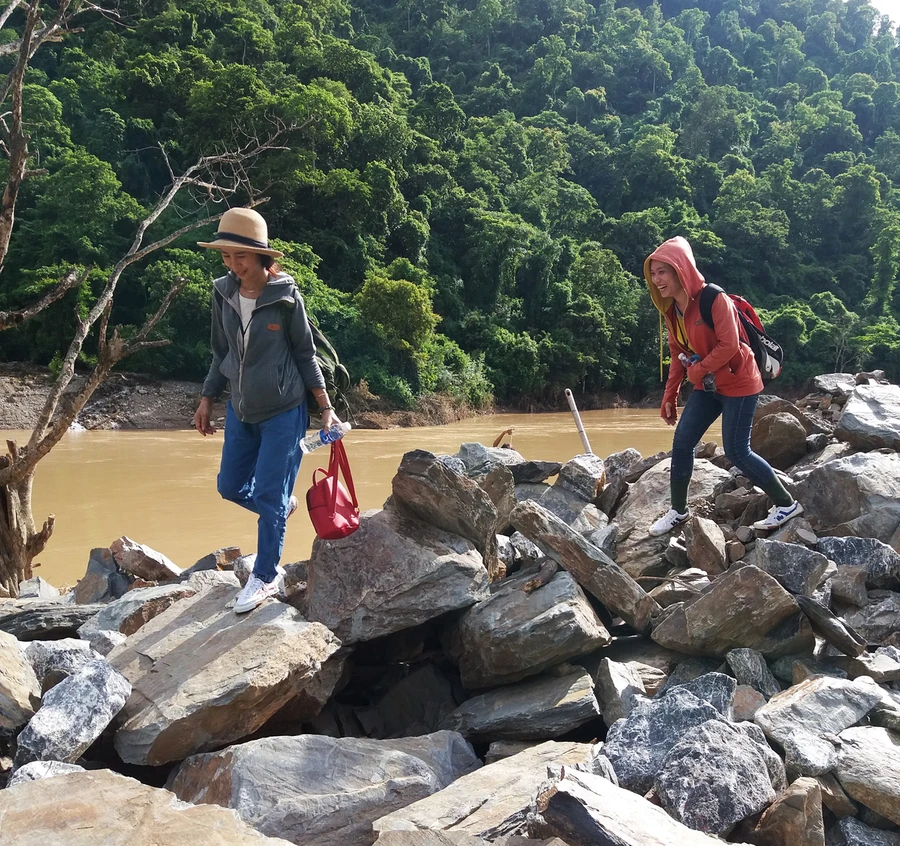 Tuyến đường độc đạo vào Mường Típ, Mường Ải bị lũ phá hủy hoàn toàn, thầy cô lội bộ đến trường