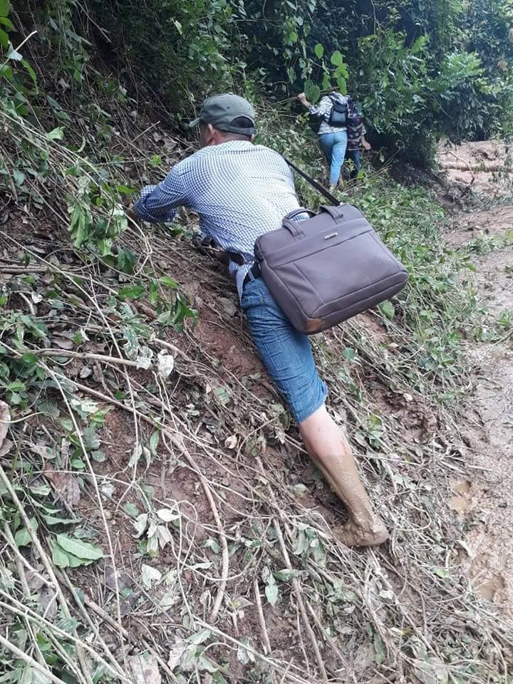 Có đoạn phải bám vào cây rừng, men dọc mép vực Có đoạn phải bám vào cây rừng, men dọc mép vực