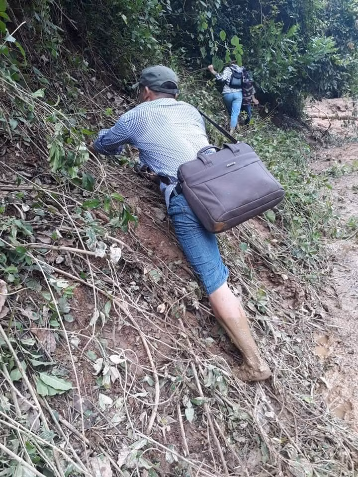 Có đoạn phải bám vào cây rừng, men dọc mép vực