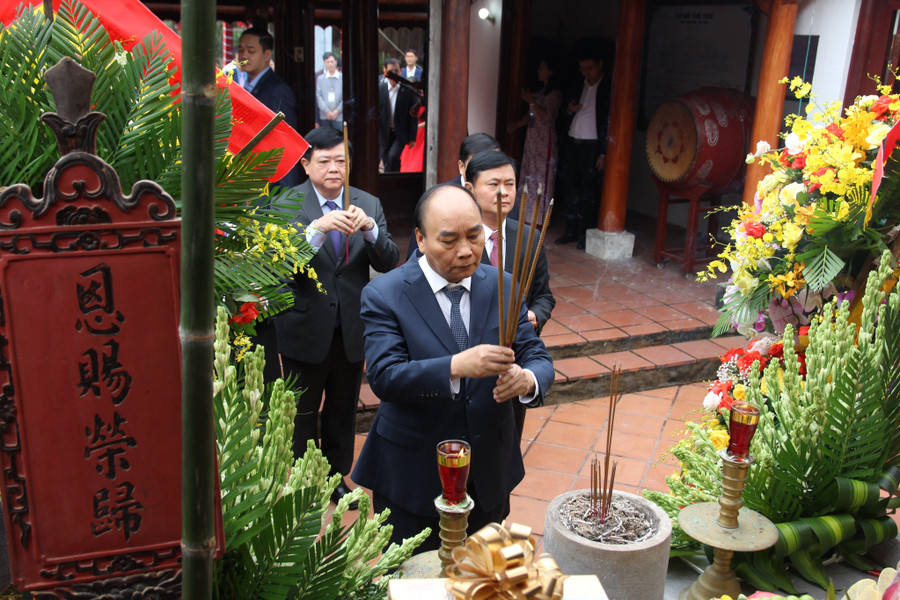 Chủ tịch nước Nguyễn Xuân Phúc dâng hương tưởng niệm, tri ân tại nhà thờ dòng họ Hồ Phi (làng Quỳnh Đôi, Quỳnh Lưu, Nghệ An).