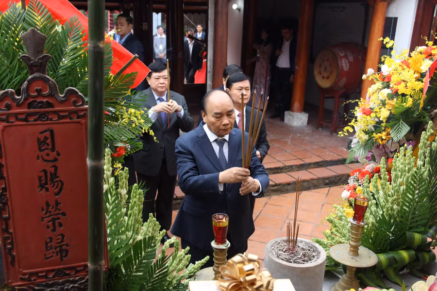 Chủ tịch nước Nguyễn Xuân Phúc dâng hương tưởng niệm, tri ân tại nhà thờ dòng họ Hồ Phi (làng Quỳnh Đôi, Quỳnh Lưu, Nghệ An).