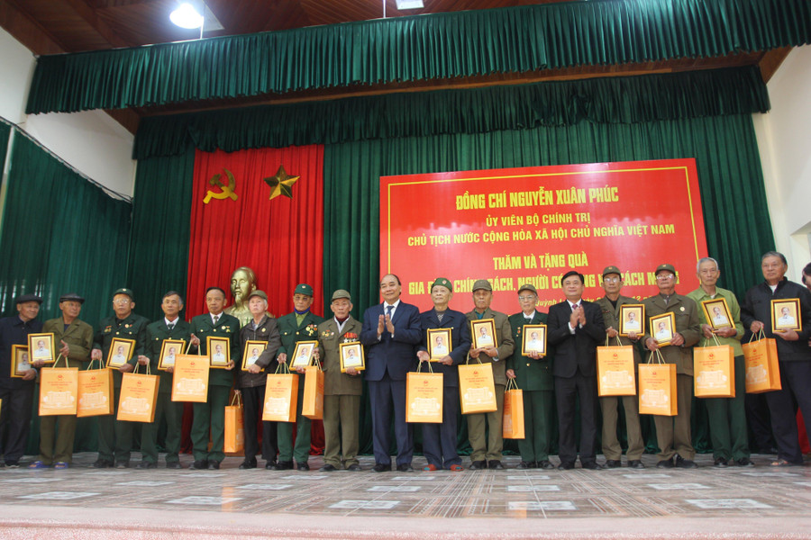 Chủ tịch nước Nguyễn Xuân Phúc và Bí thư Tỉnh ủy Nghệ An - Thái Thanh Quý tặng quà cho gia đình chính sách tại xã Quỳnh Đôi, huyện Quỳnh Lưu.