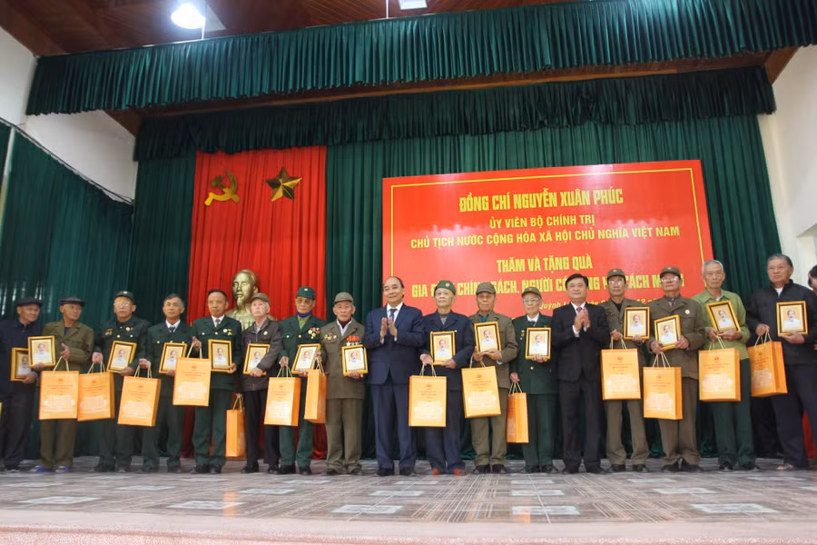 Chủ tịch nước Nguyễn Xuân Phúc và Bí thư Tỉnh ủy Nghệ An - Thái Thanh Quý tặng quà cho gia đình chính sách tại xã Quỳnh Đôi, huyện Quỳnh Lưu.