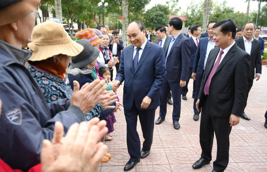 Chủ tịch nước Nguyễn Xuân Phúc thăm bà con nhân dân làng Quỳnh Đôi. Ảnh: Báo Nghệ An.