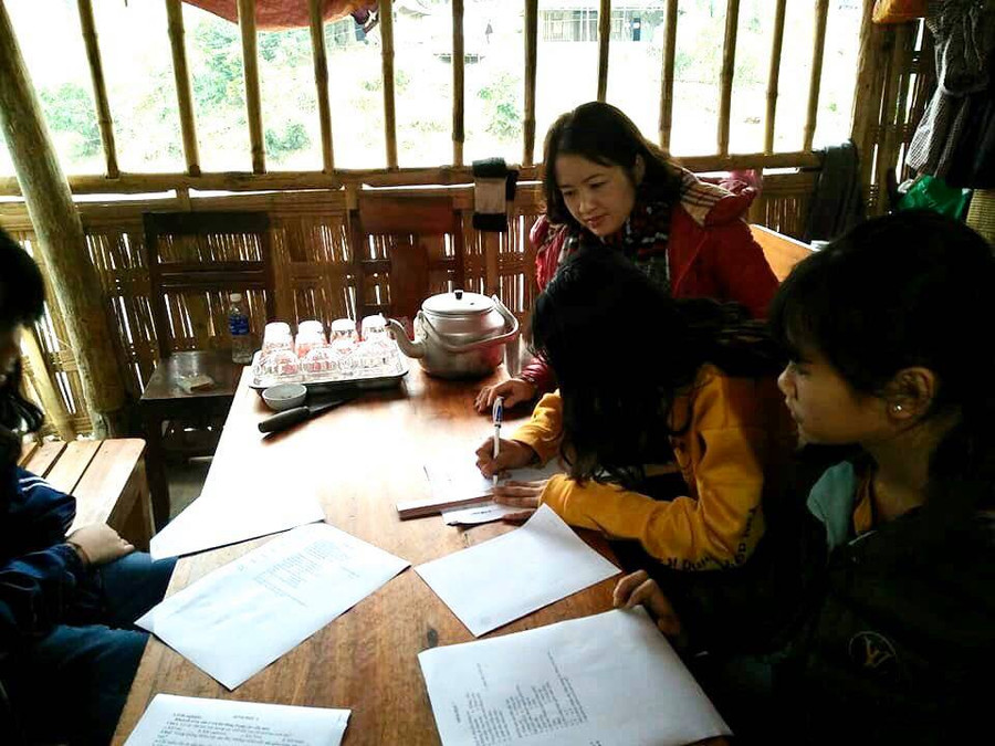 Giáo viên Trường PT DTBT THCS Lưu Kiền (huyện Tương Dương) giảng bài, hướng dẫn học sinh ôn tập tại nhà Giáo viên Trường PT DTBT THCS Lưu Kiền (huyện Tương Dương) giảng bài, hướng dẫn học sinh ôn tập tại nhà