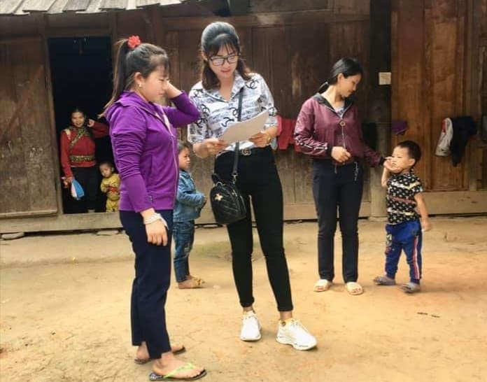 Cô giáo đến tận bản để trao đổi với phụ huynh về việc học của các con Cô giáo đến tận bản để trao đổi với phụ huynh về việc học của các con