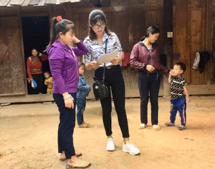 Cô giáo đến tận bản để trao đổi với phụ huynh về việc học của các con