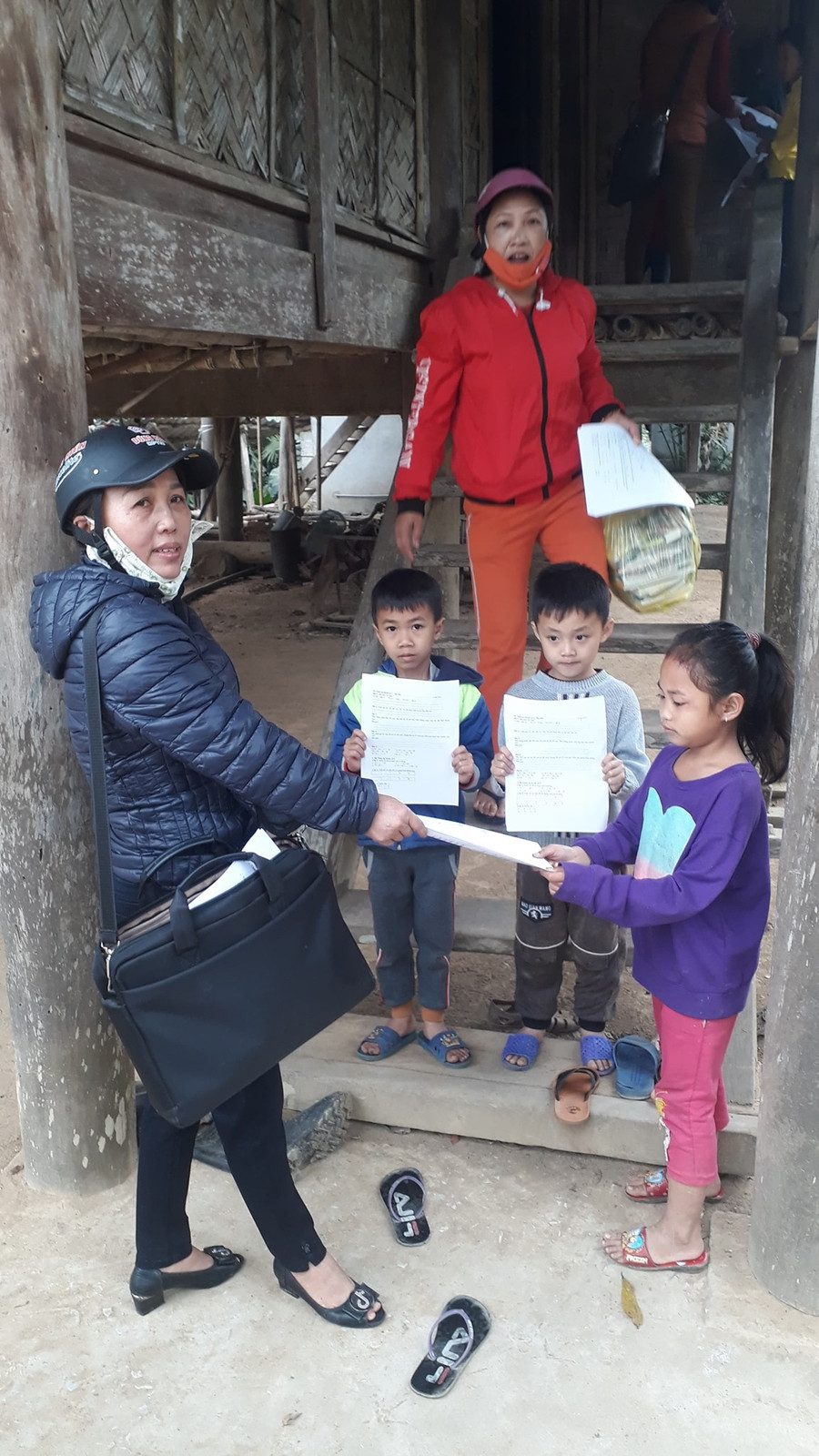 Việc giao bài tập đến tận tay học sinh là giải pháp cho các trường vùng khó, khi học sinh phụ huynh không có phương tiện về công nghệ thông tin Việc giao bài tập đến tận tay học sinh là giải pháp cho các trường vùng khó, khi học sinh phụ huynh không có phương tiện về công nghệ thông tin