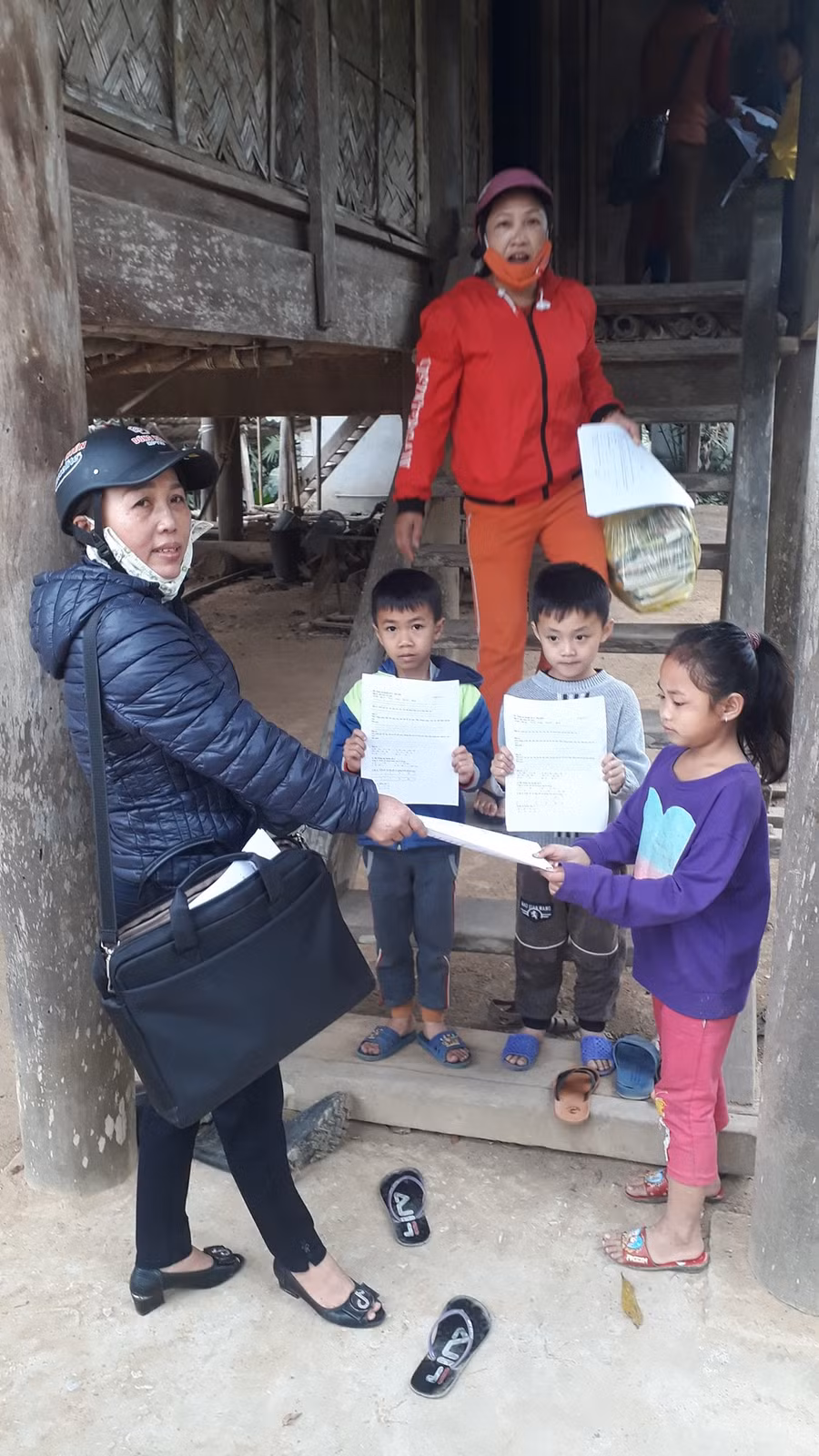 Việc giao bài tập đến tận tay học sinh là giải pháp cho các trường vùng khó, khi học sinh phụ huynh không có phương tiện về công nghệ thông tin