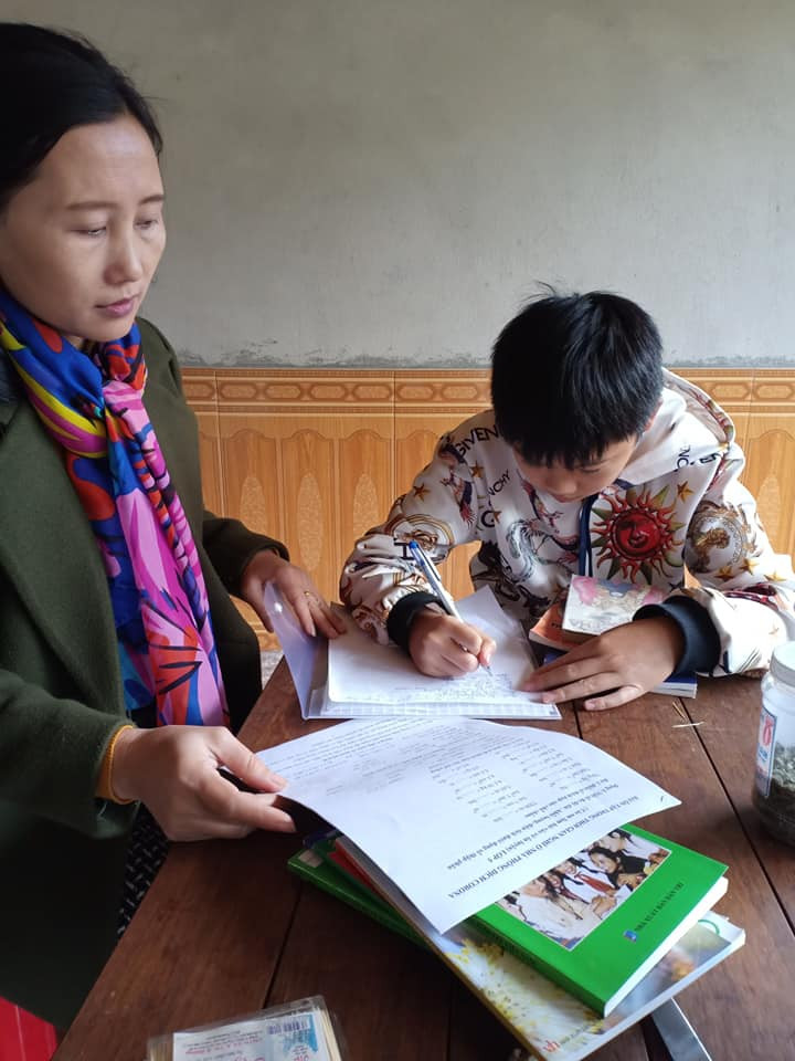 Nhiều giáo viên nán lại nhà học sinh để nhắc lại kiến thức trước khi giao bài tập Nhiều giáo viên nán lại nhà học sinh để nhắc lại kiến thức trước khi giao bài tập