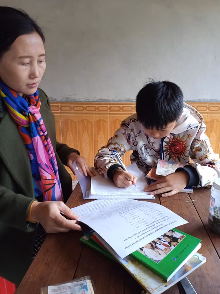 Nhiều giáo viên nán lại nhà học sinh để nhắc lại kiến thức trước khi giao bài tập