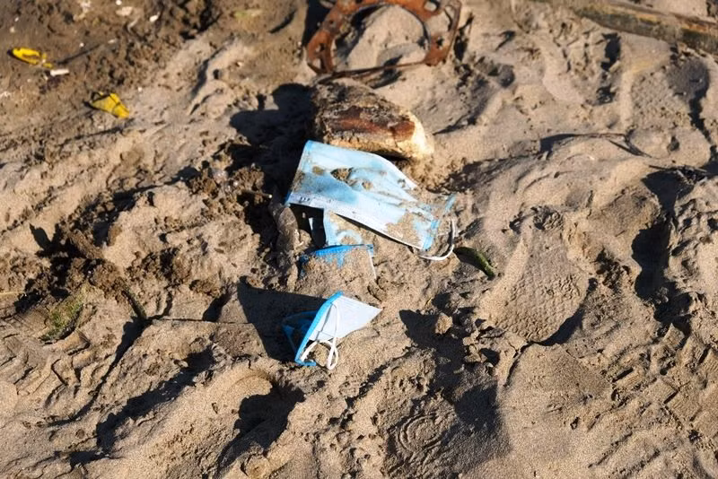 Khẩu trang bị ném xuống bãi cát.