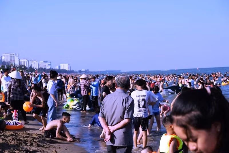 Có những chỗ đông nghẹt người tắm biển.