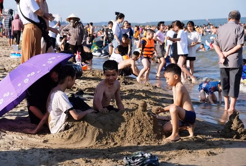 Trẻ em chơi trên bãi cát...