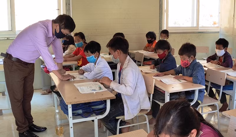 Giáo viên và học sinh ở huyện Mường Lát (Thanh Hóa) thực hiện đeo khẩu trang trong lớp học.