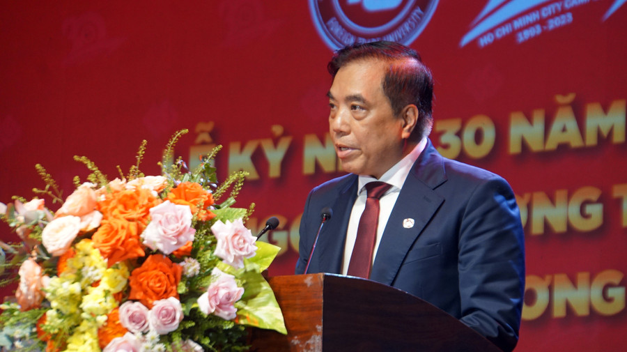 PGS.TS Bùi Anh Tuấn, Hiệu trưởng Trường Đại học Ngoại thương phát biểu tại buổi lễ. Ảnh: Mạnh Tùng