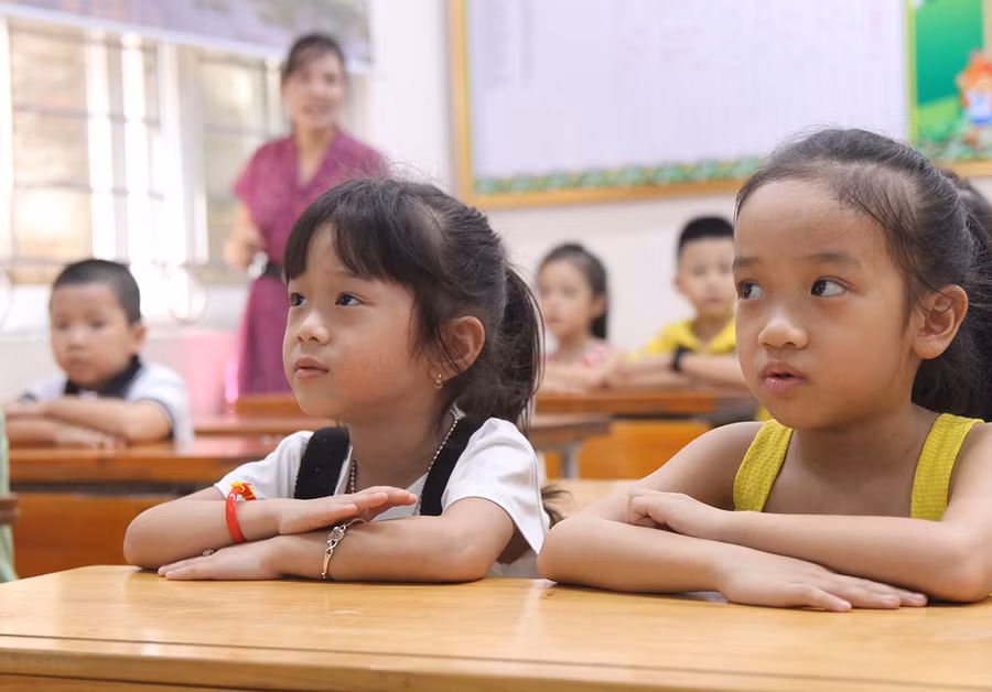 Các em được hướng dẫn tư thế khi ngồi trong lớp học.