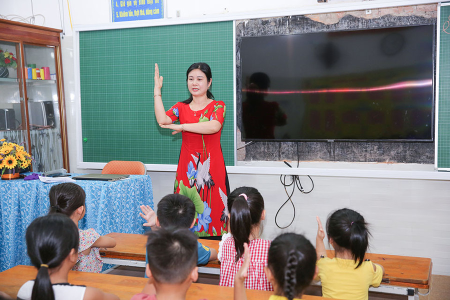 Các con học cách giơ tay khi muốn phát biểu ý kiến hay xin phép cô giáo ra ngoài.