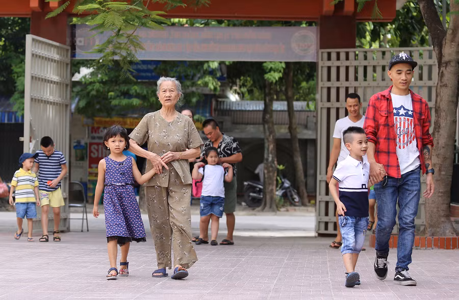 Ngày tựu trường, các con được dắt tay đưa đến lớp.