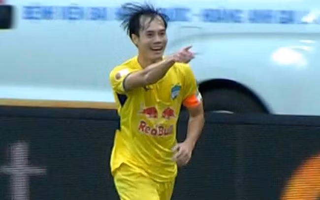 Văn Toàn lập cú đúp bàn thắng vào lưới của Bình Dương ở vòng 8 V.League.